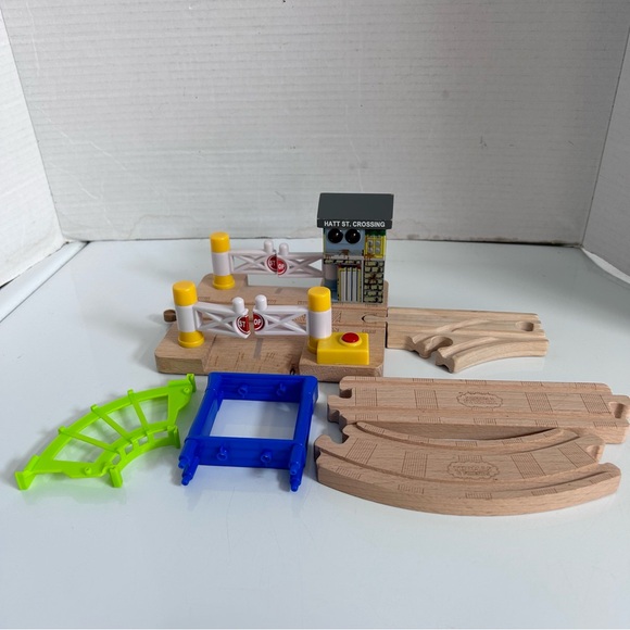 Thomas the train wooden train tracks bridge train station - Picture 3 of 6